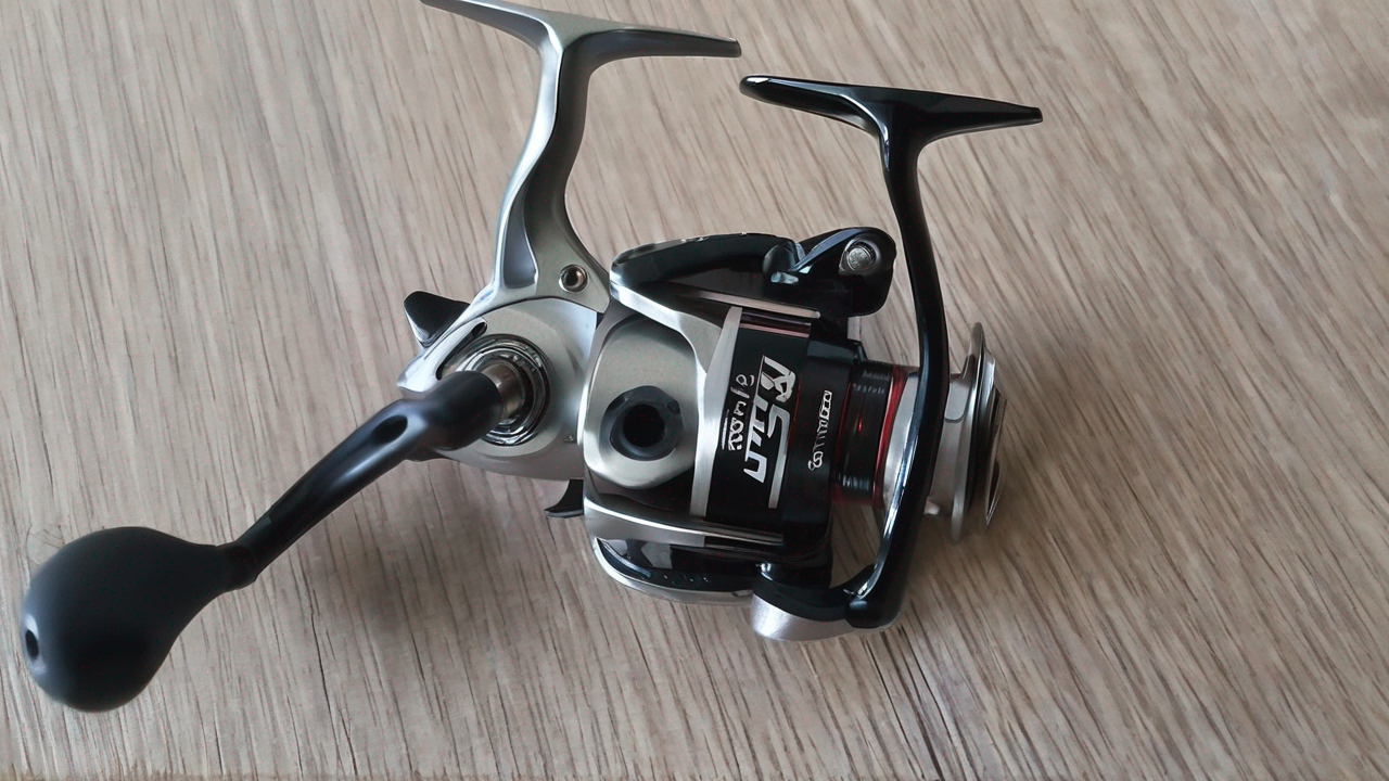 Kołowrotek spinningowy Daiwa Ninja LT 2500 z lekką konstrukcją i płynnym systemem hamulcowym
