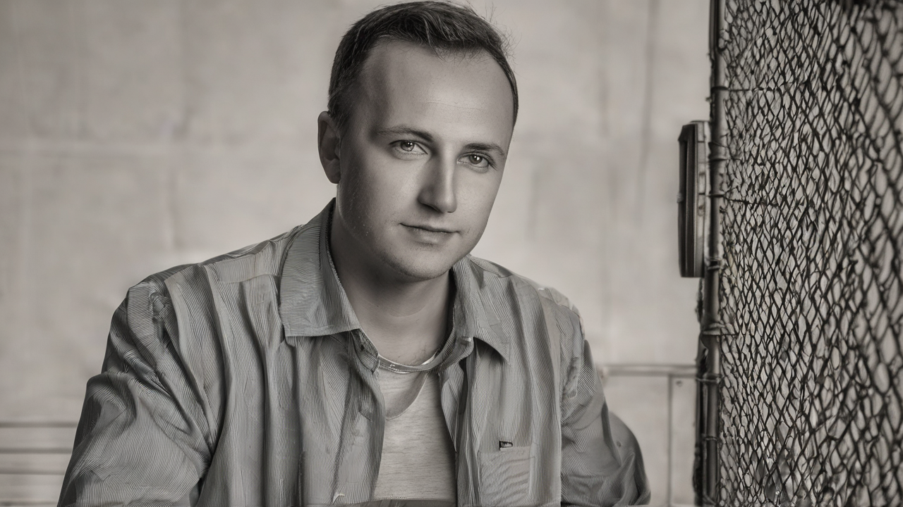 Portret zadowolonego klienta - starszy mężczyzna z siwą brodą i ciepłym uśmiechem
