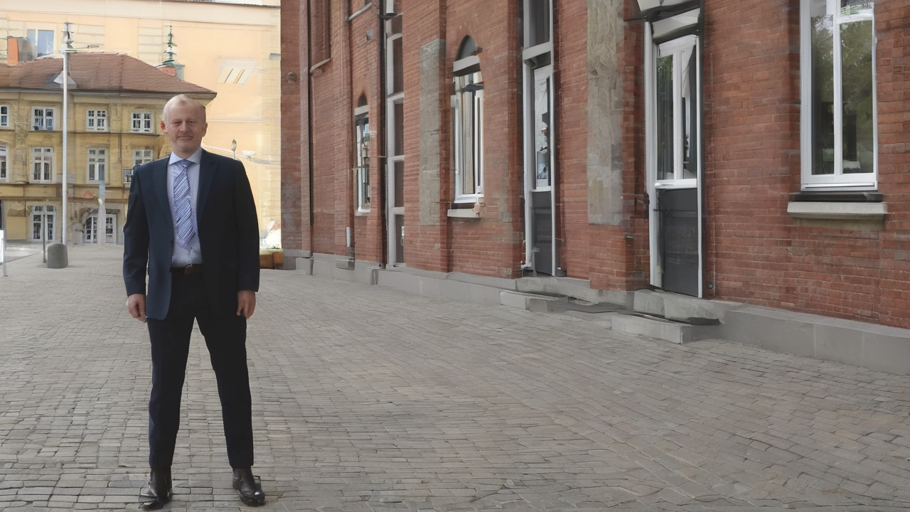 Profesjonalne wędki różnych typów ułożone na drewnianym pomoście nad spokojnym jeziorem o świcie